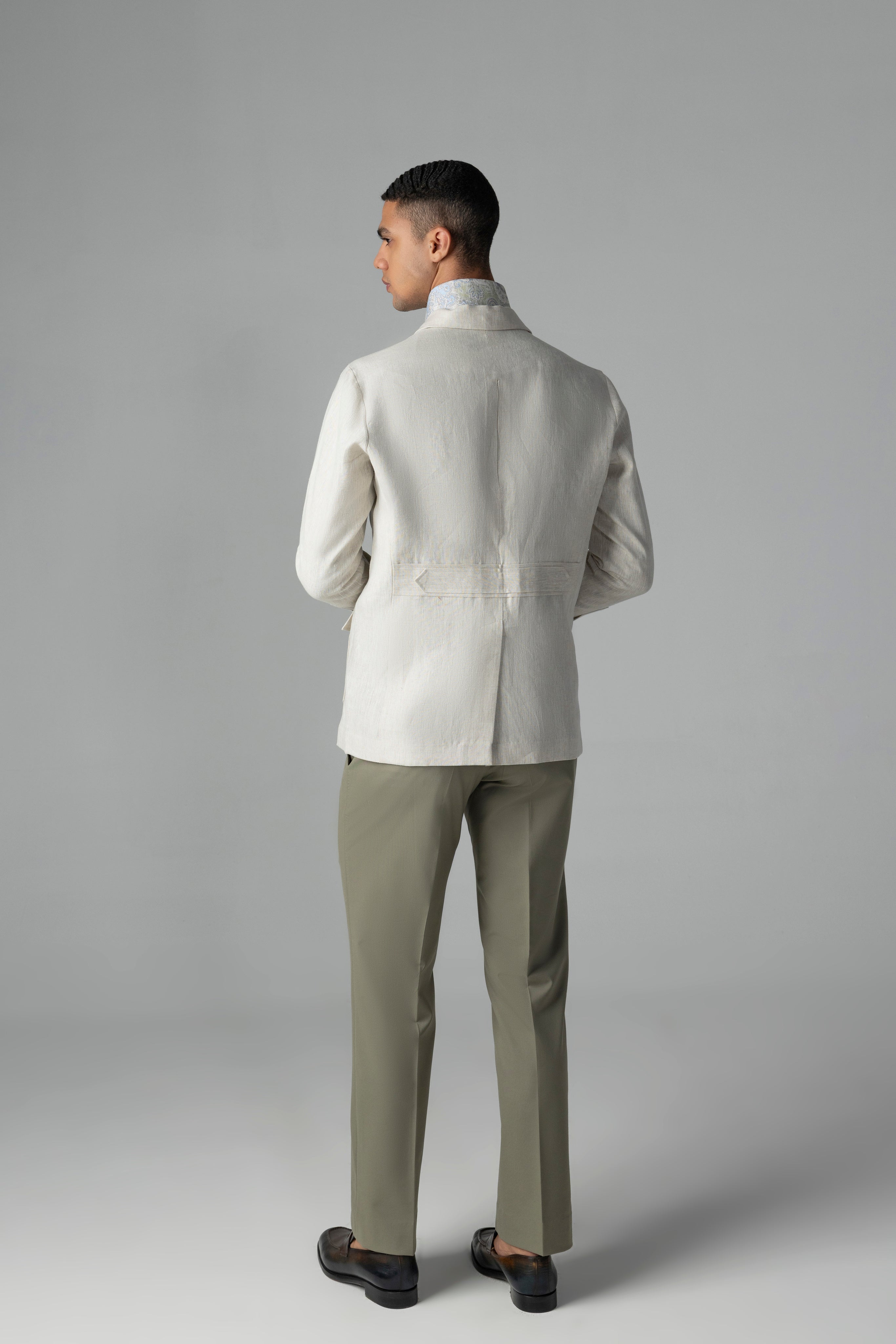Beige linen shacket with four patch pockets, Cuban collar and contrast button detailing