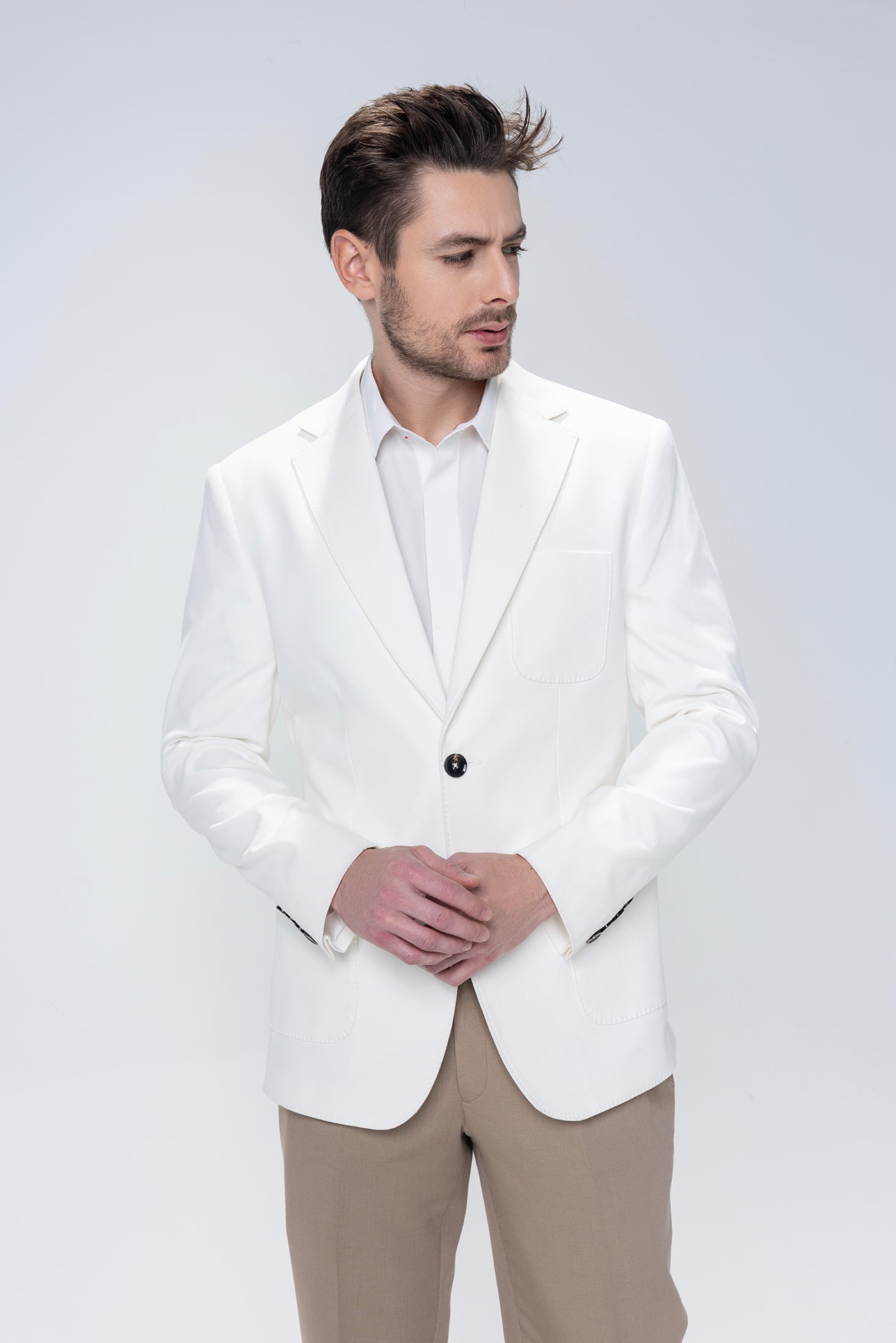 White 2 button English collar blazer with 3 patch pockets