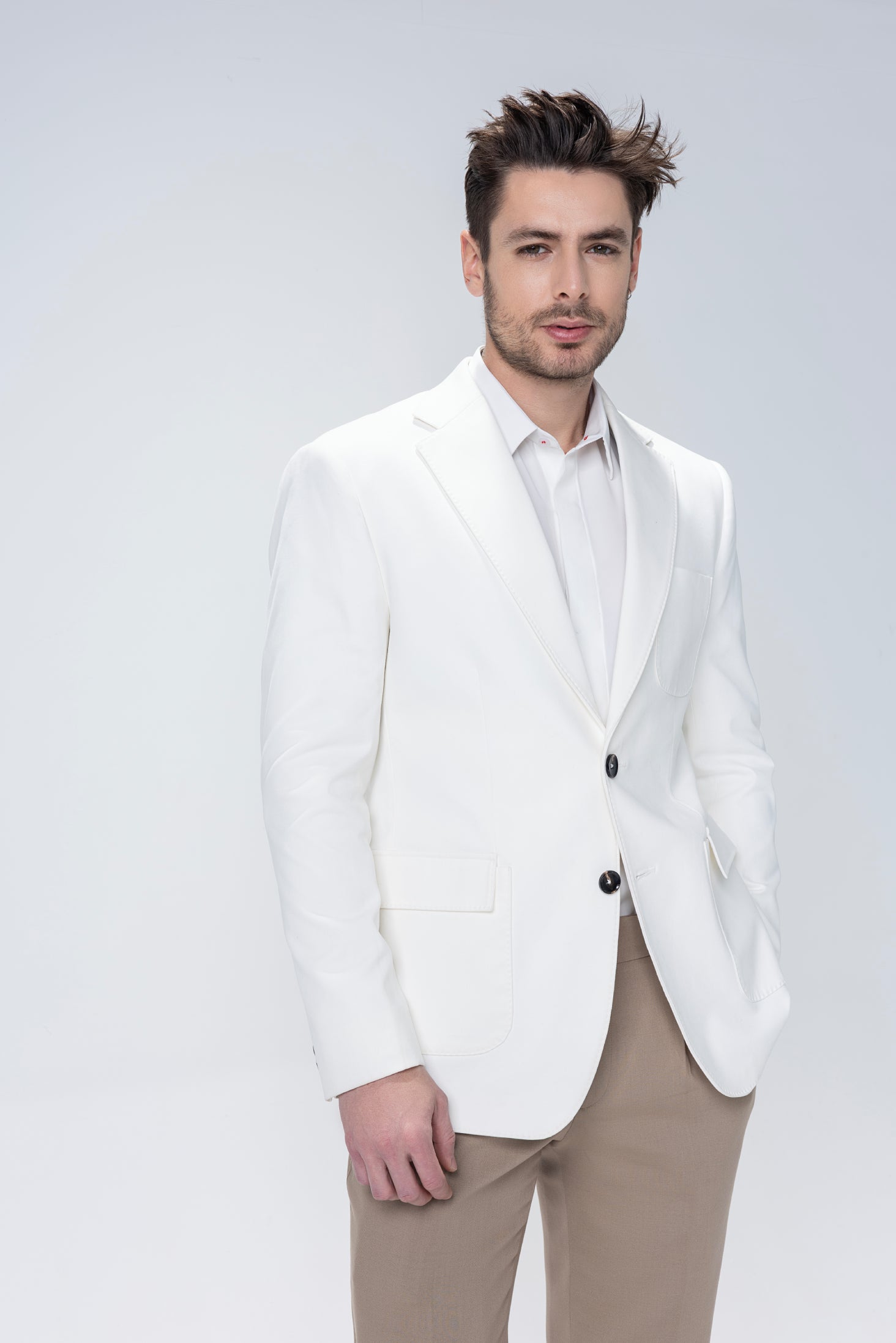 White 2 button English collar blazer with 3 patch pockets