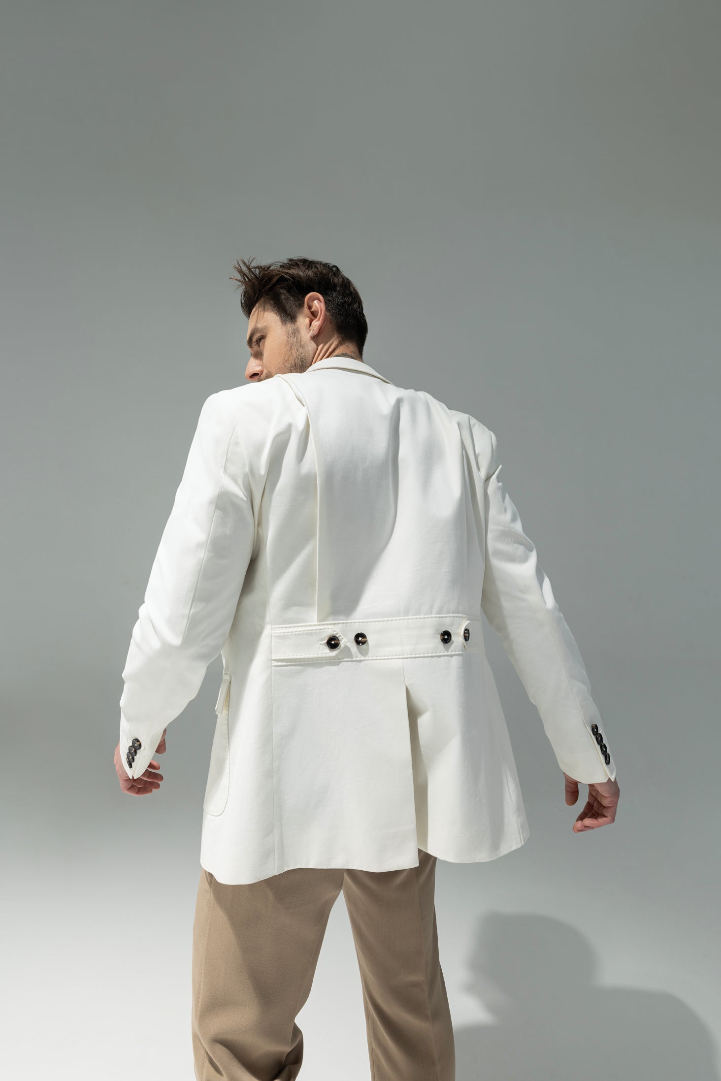 White 2 button English collar blazer with 3 patch pockets