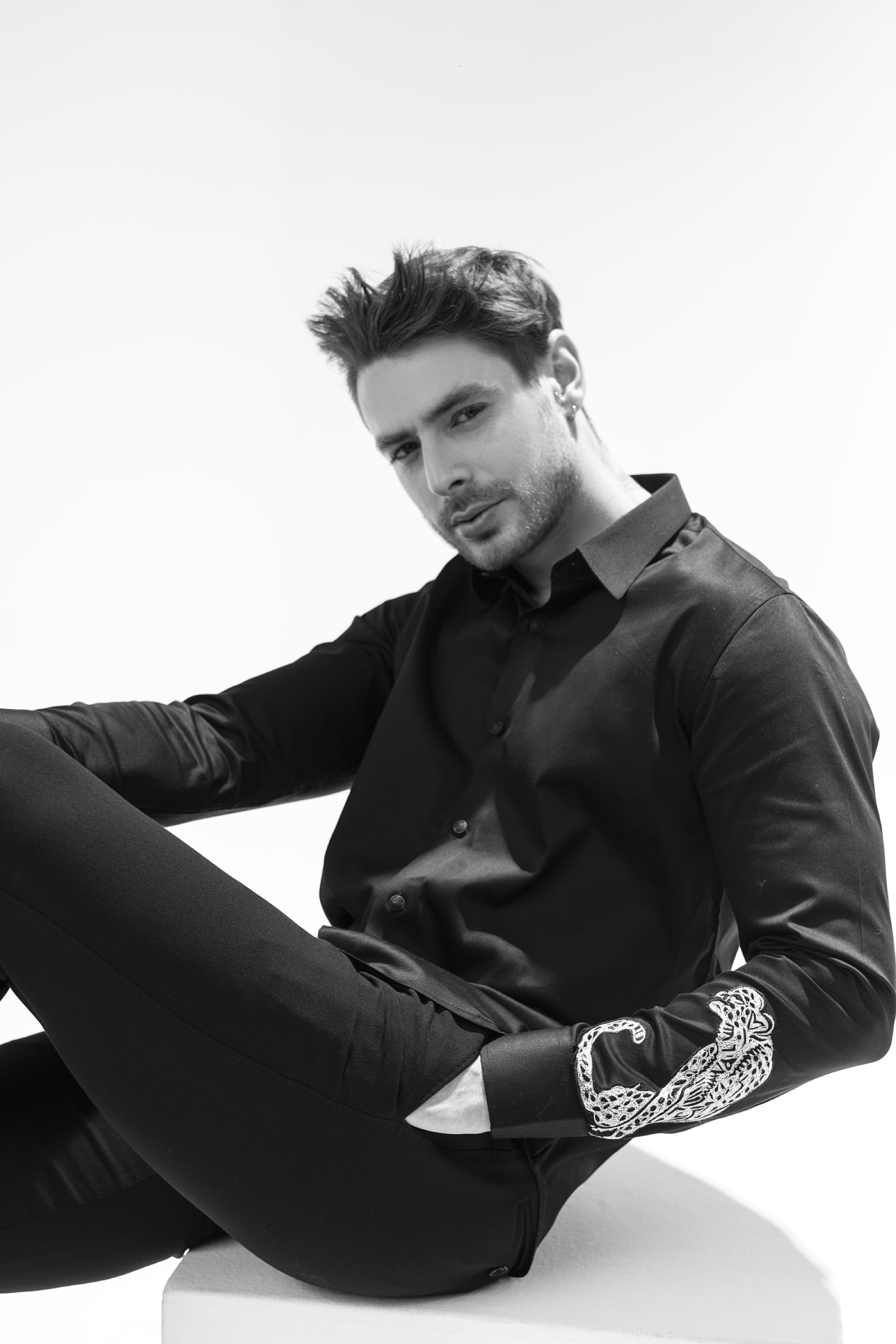 Black shirt with embroidered Leopard