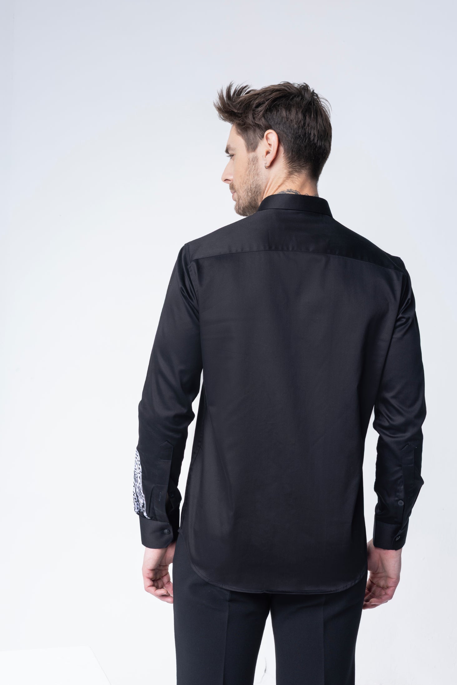 Black shirt with embroidered Leopard