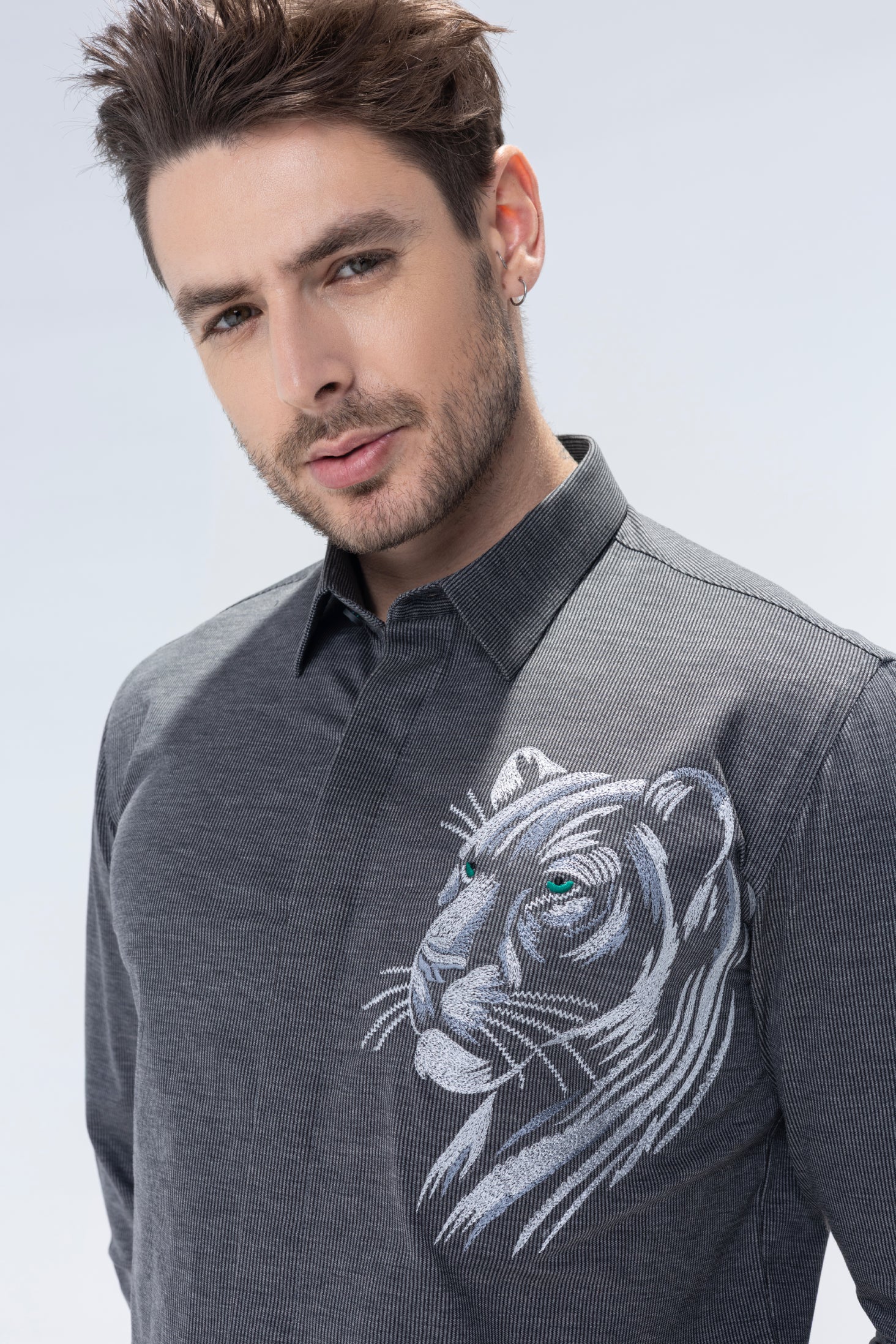 Grey shirt with embroidered Tiger