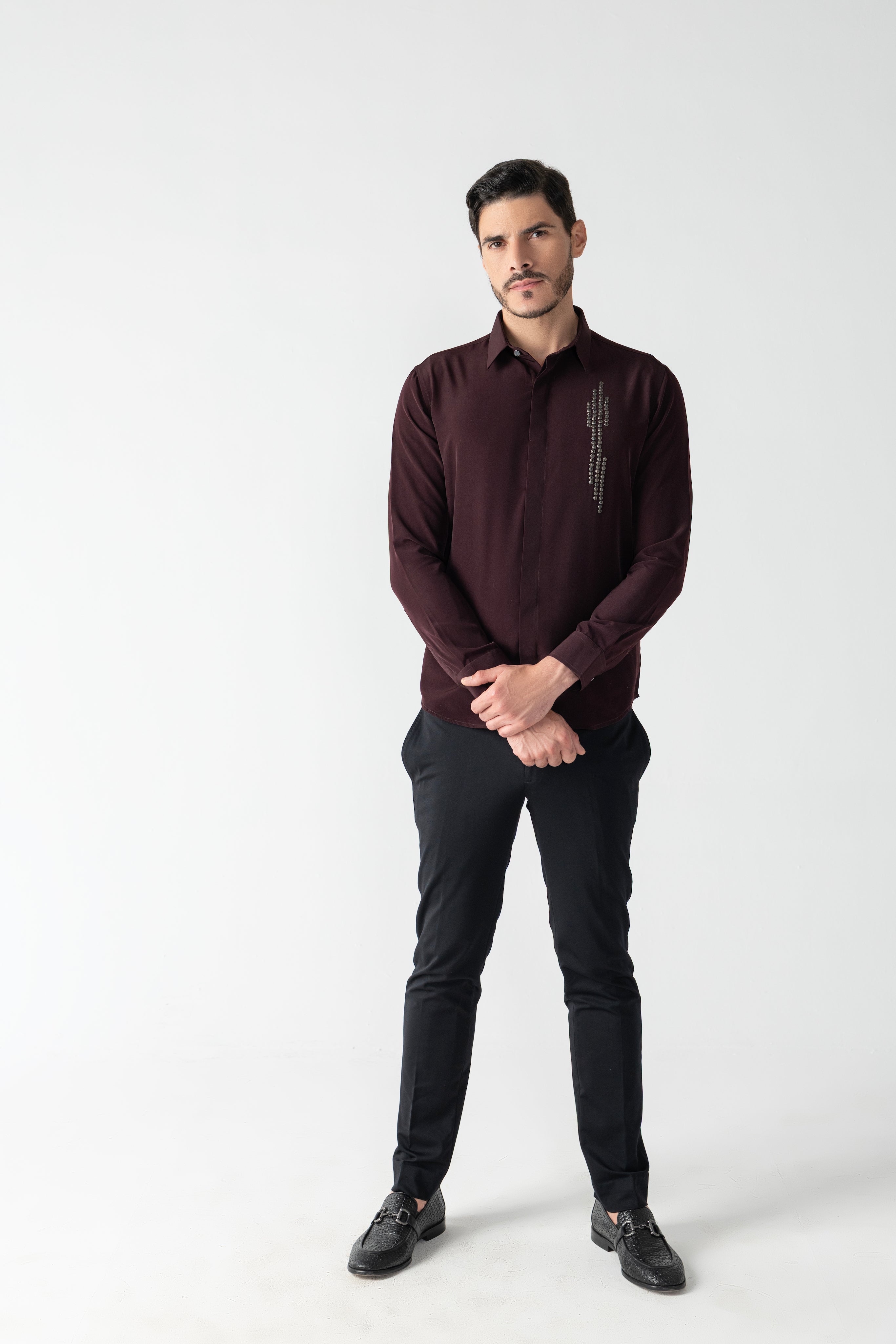 Wine shirt with hand-embroidered metal motif