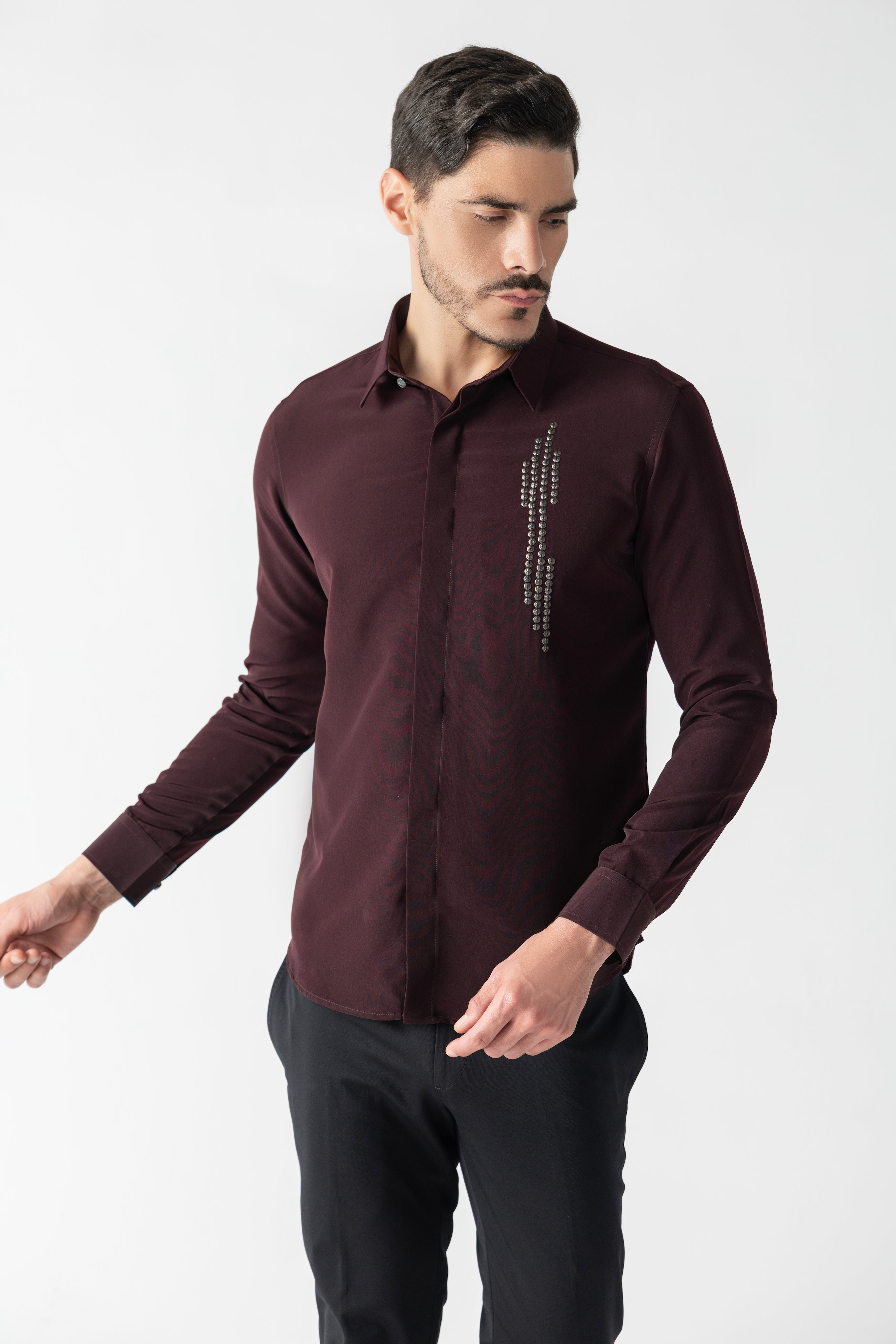 Wine shirt with hand-embroidered metal motif