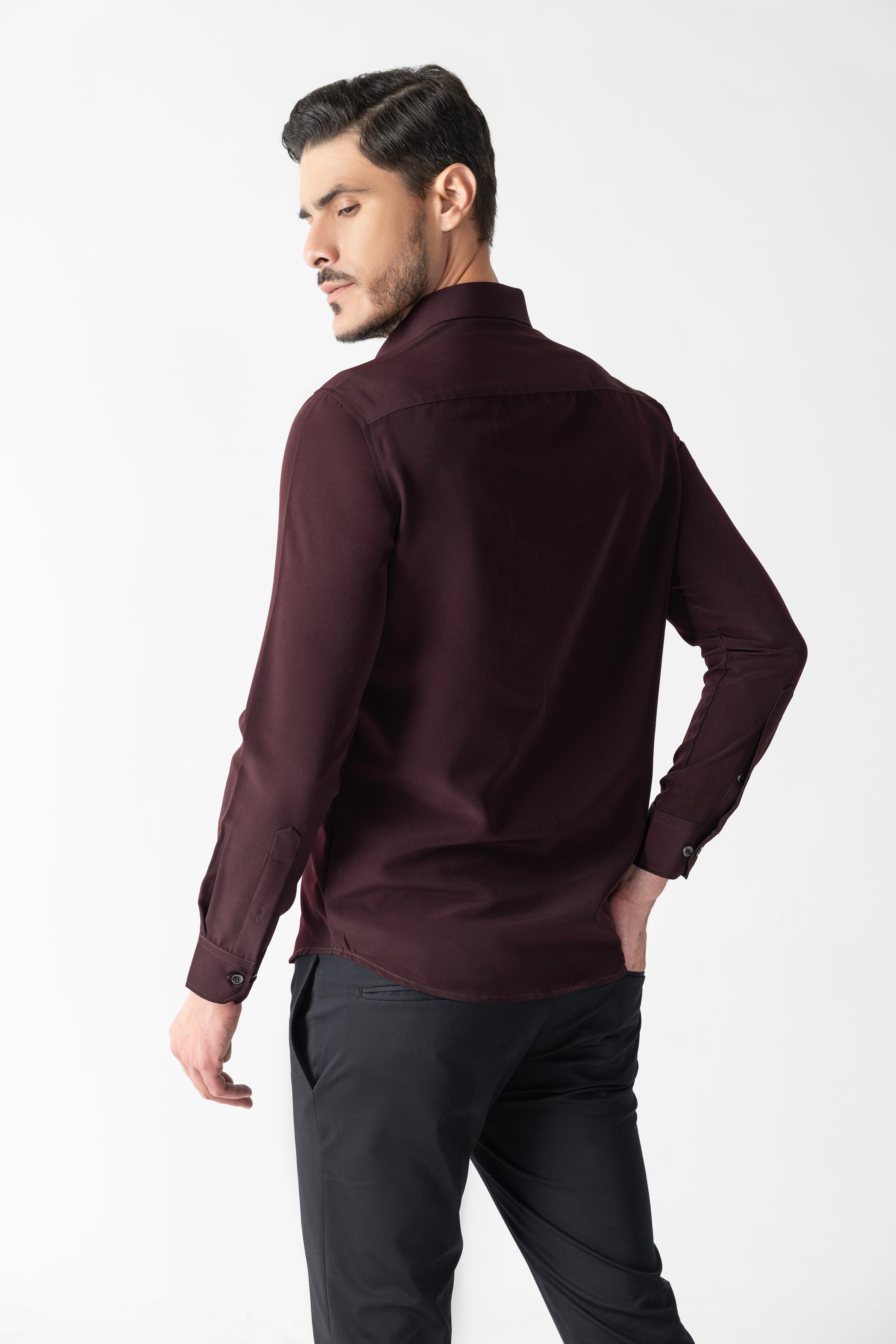 Wine shirt with hand-embroidered metal motif