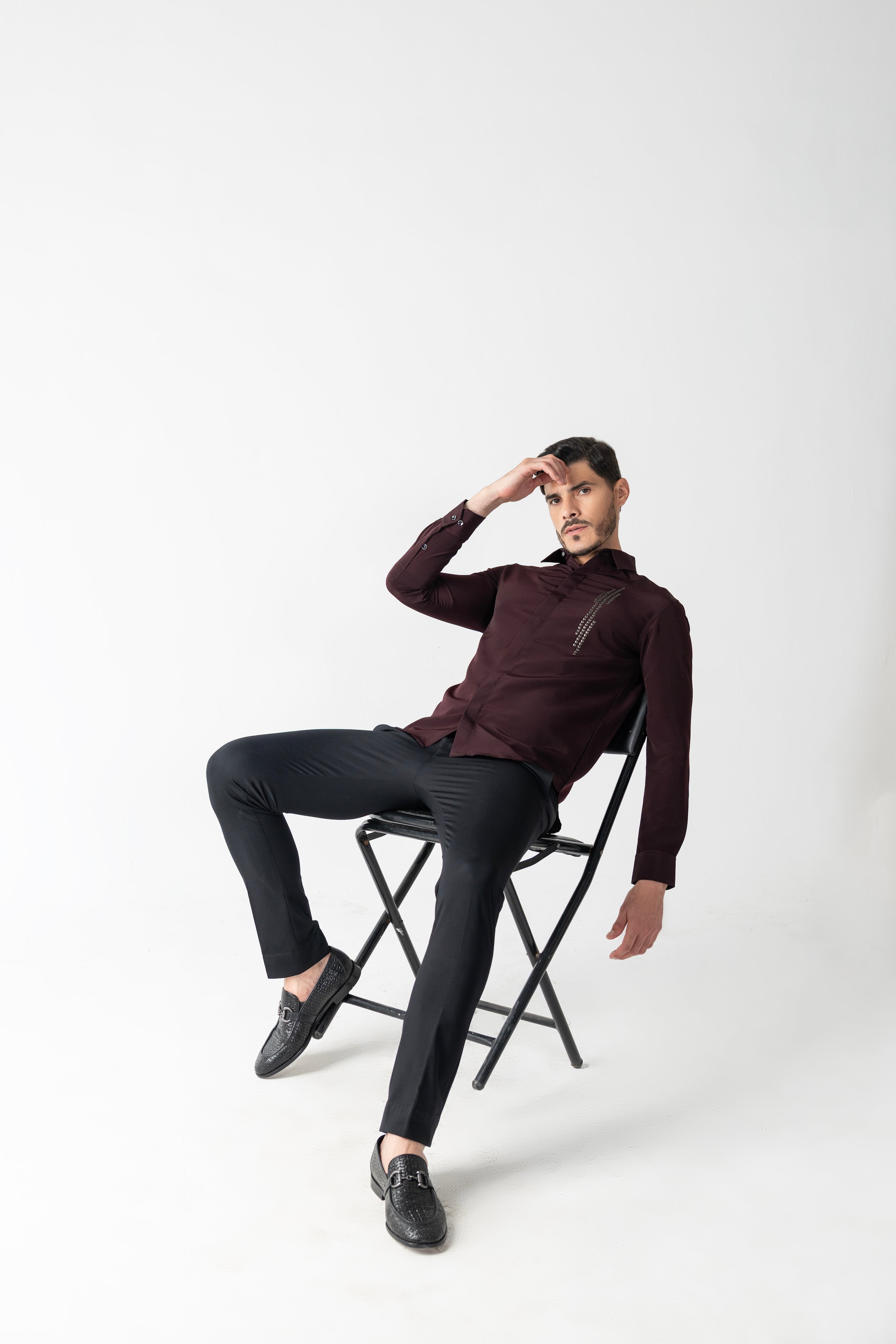 Wine shirt with hand-embroidered metal motif