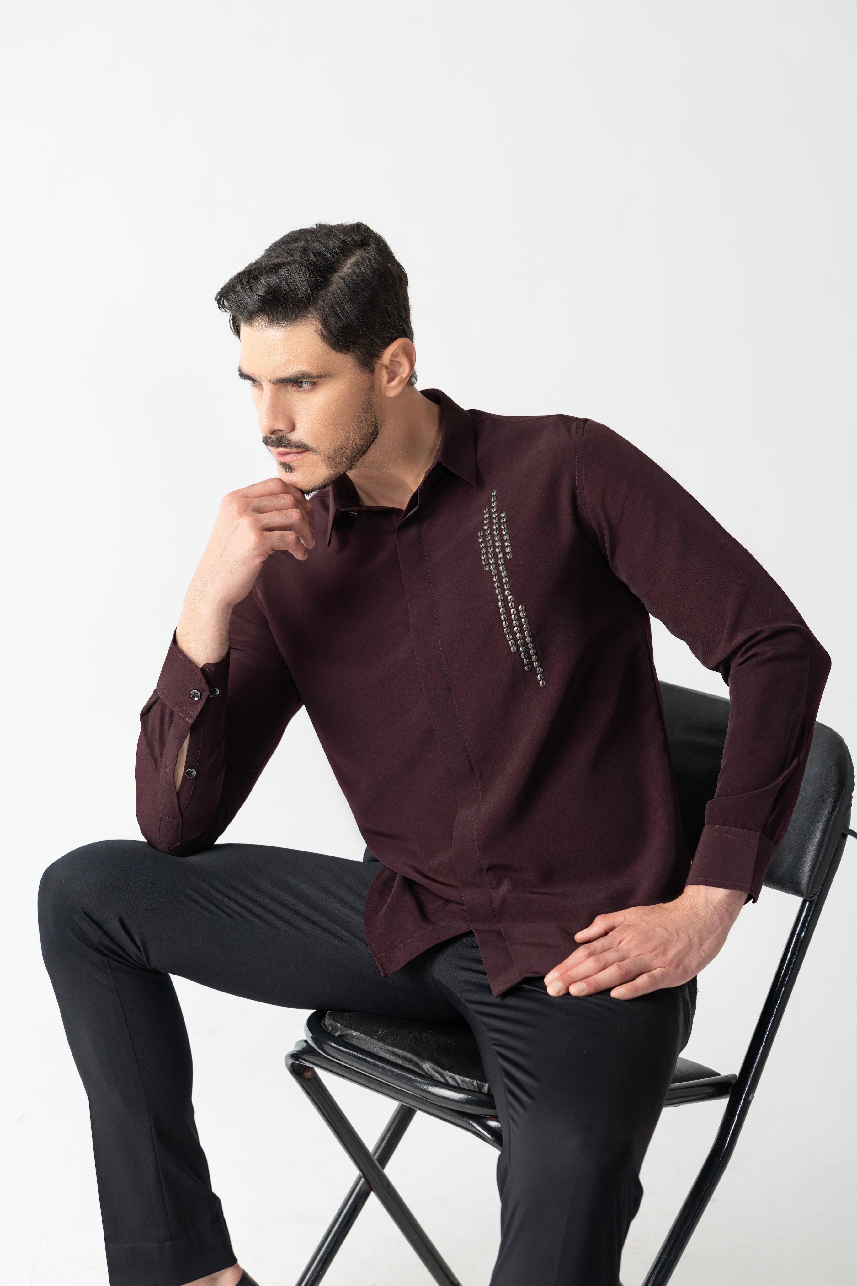 Wine shirt with hand-embroidered metal motif