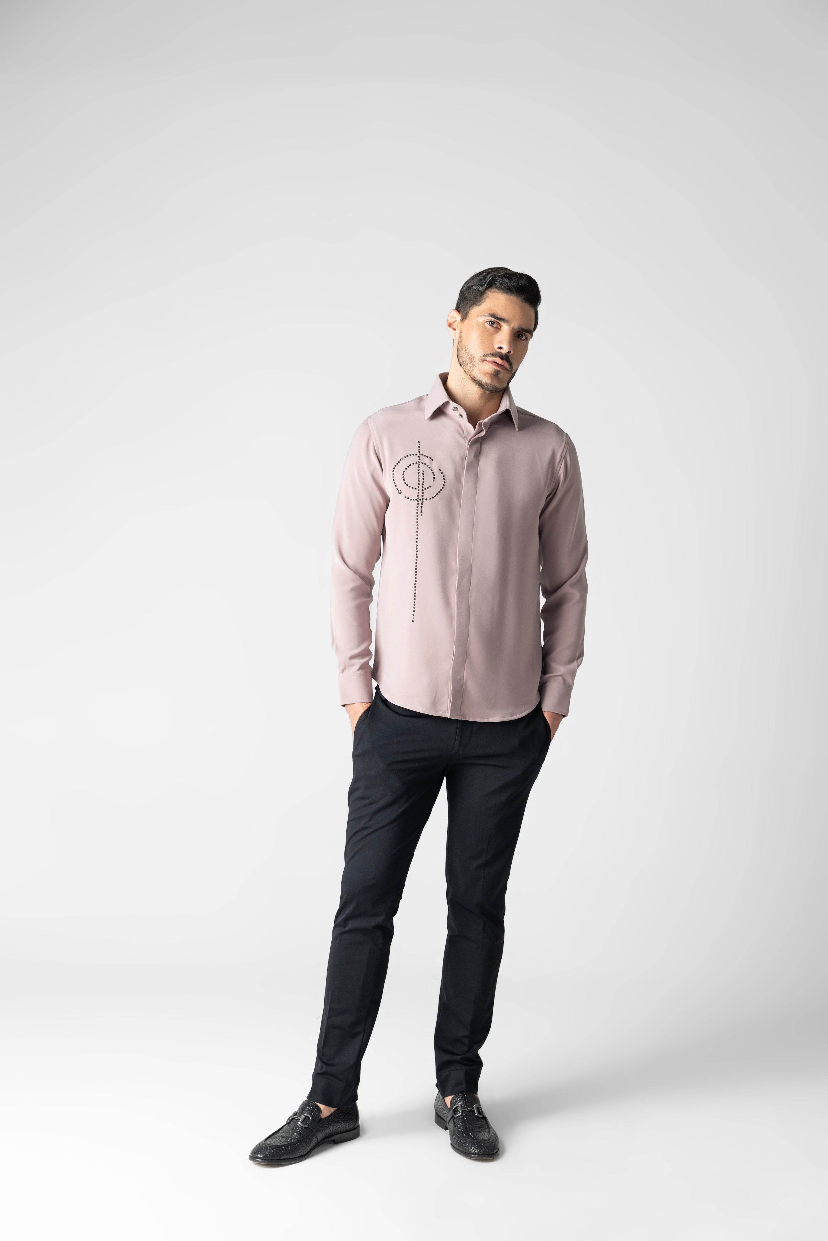 Dusty pink shirt with hand-embroidered metal motif