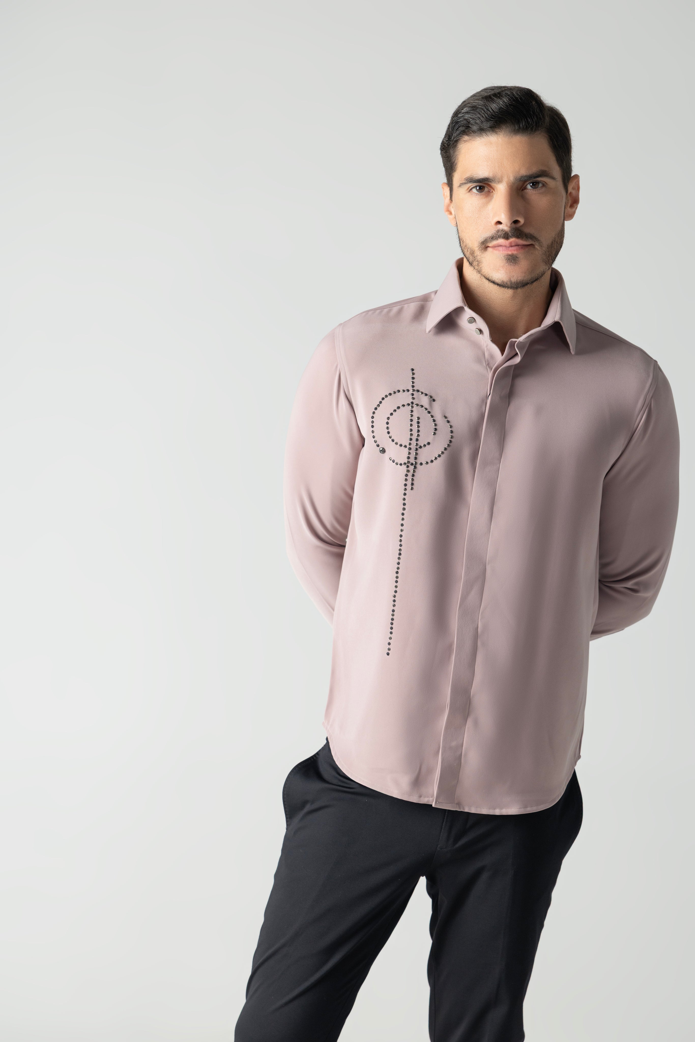 Dusty pink shirt with hand-embroidered metal motif