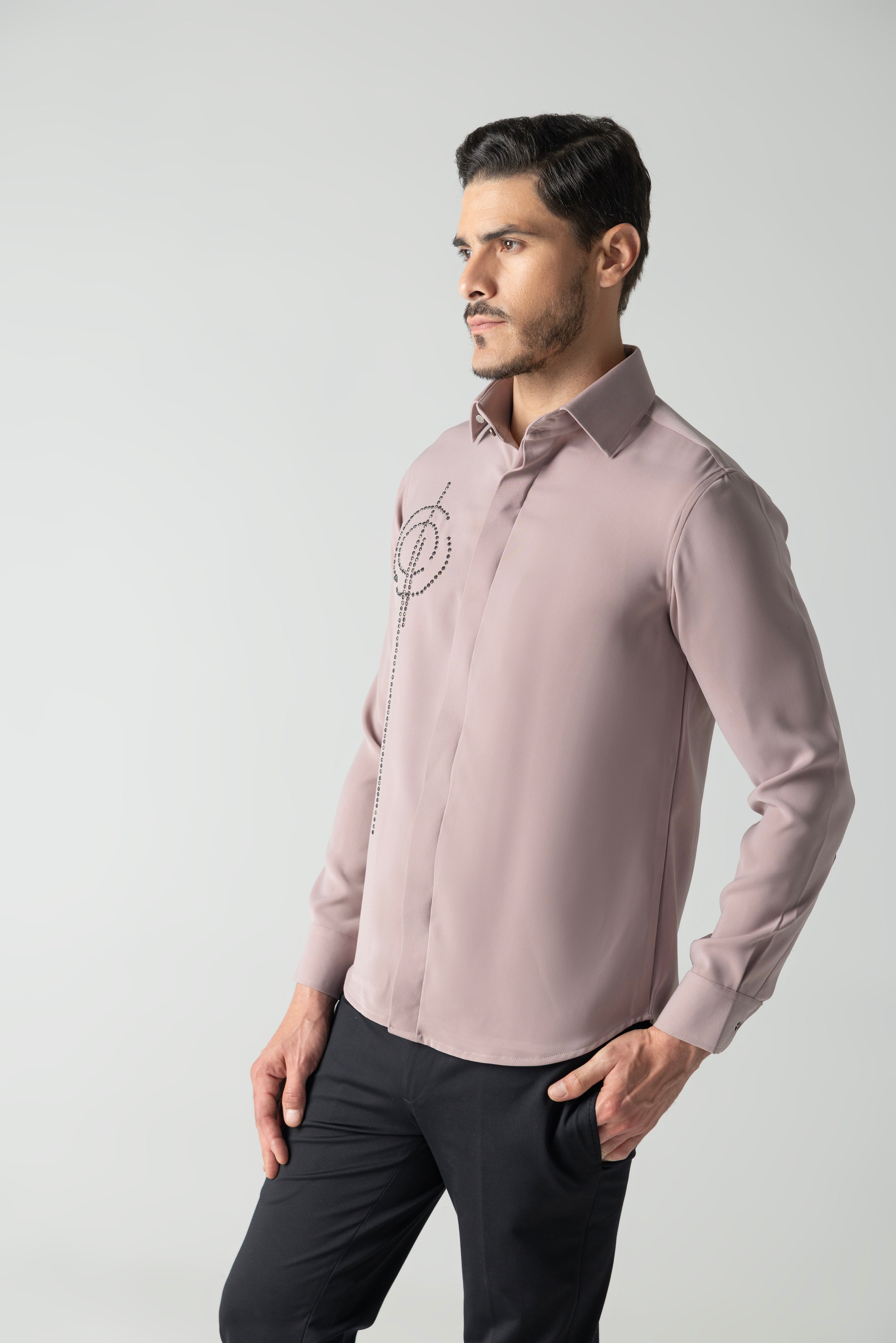 Dusty pink shirt with hand-embroidered metal motif