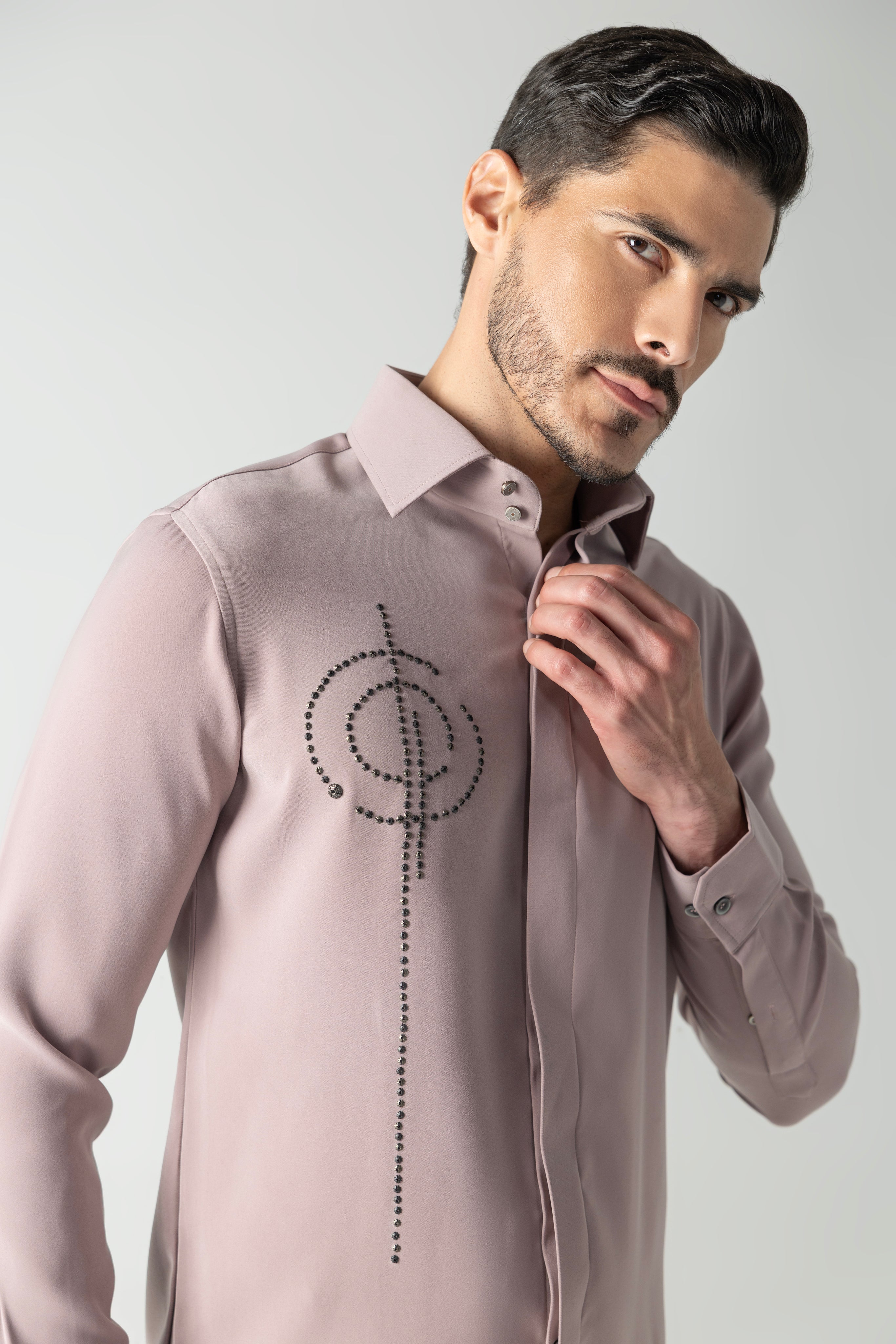 Dusty pink shirt with hand-embroidered metal motif