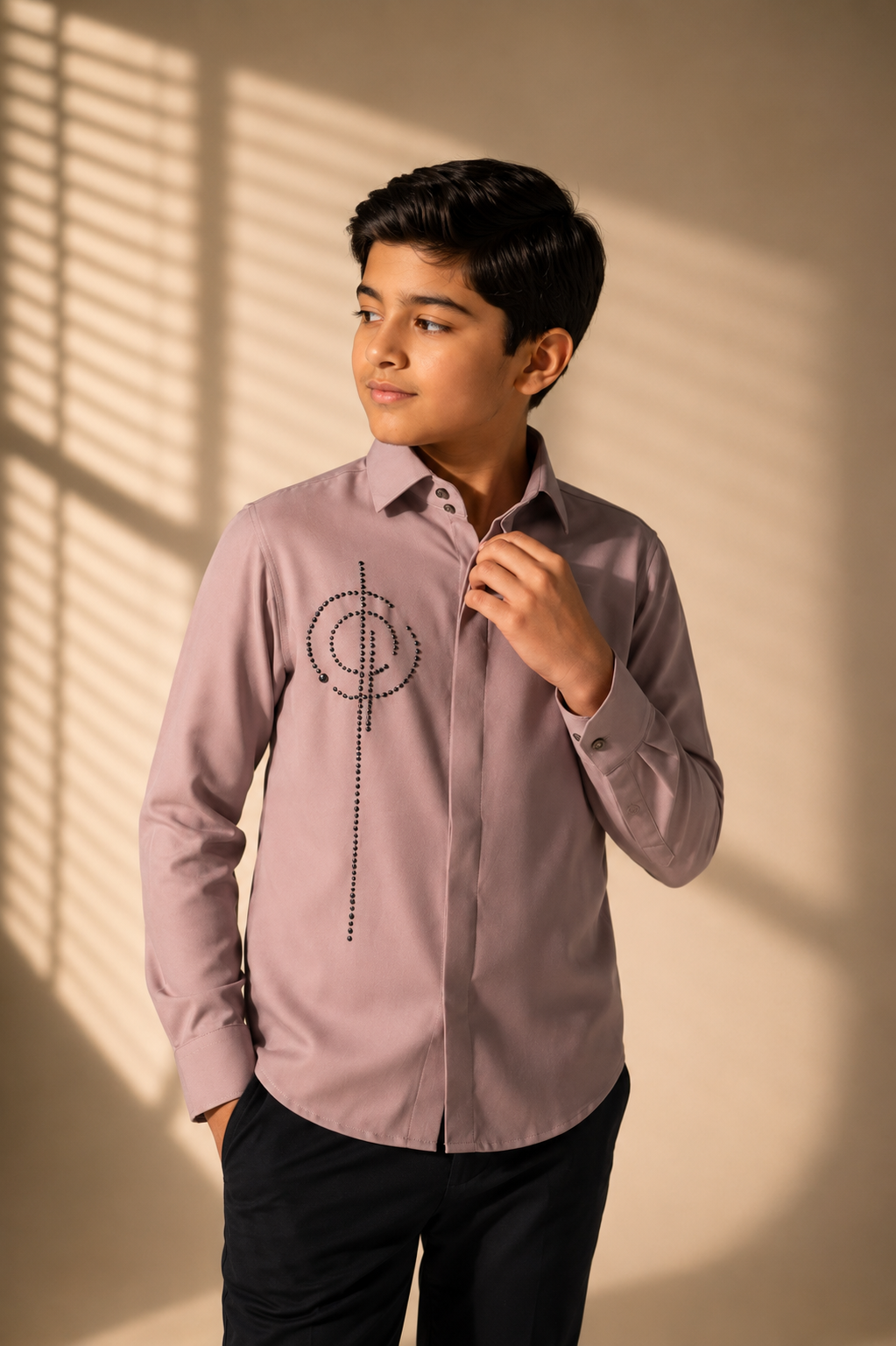 Dusty pink shirt with hand-embroidered metal motif