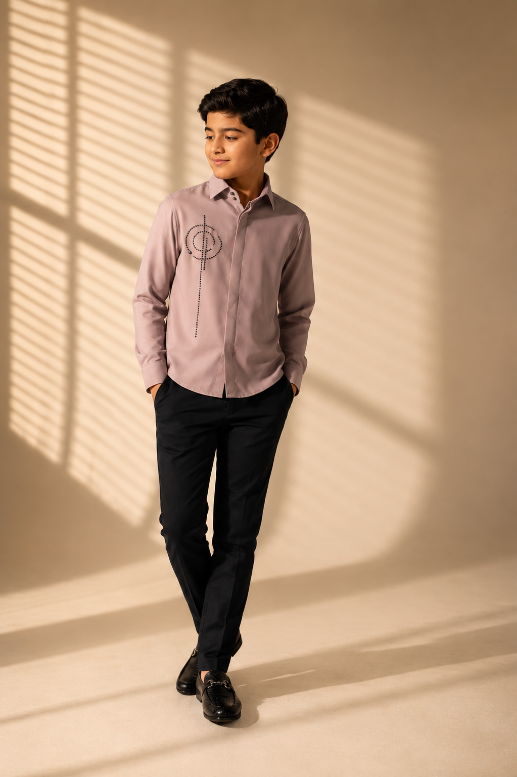 Dusty pink shirt with hand-embroidered metal motif
