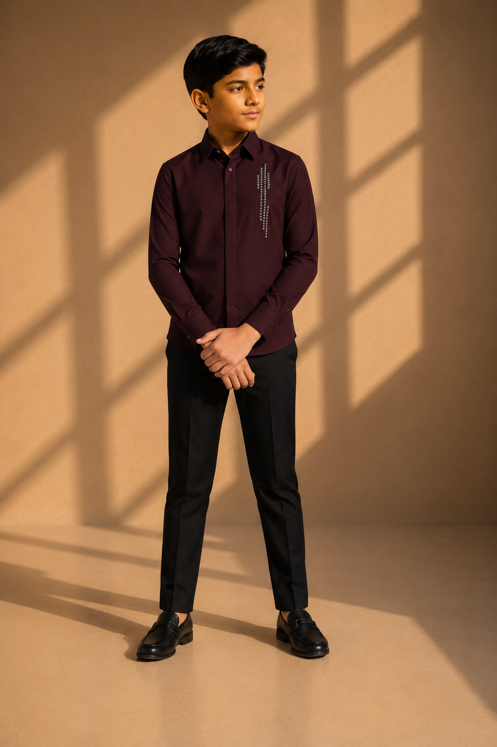 Wine shirt with hand-embroidered metal motif