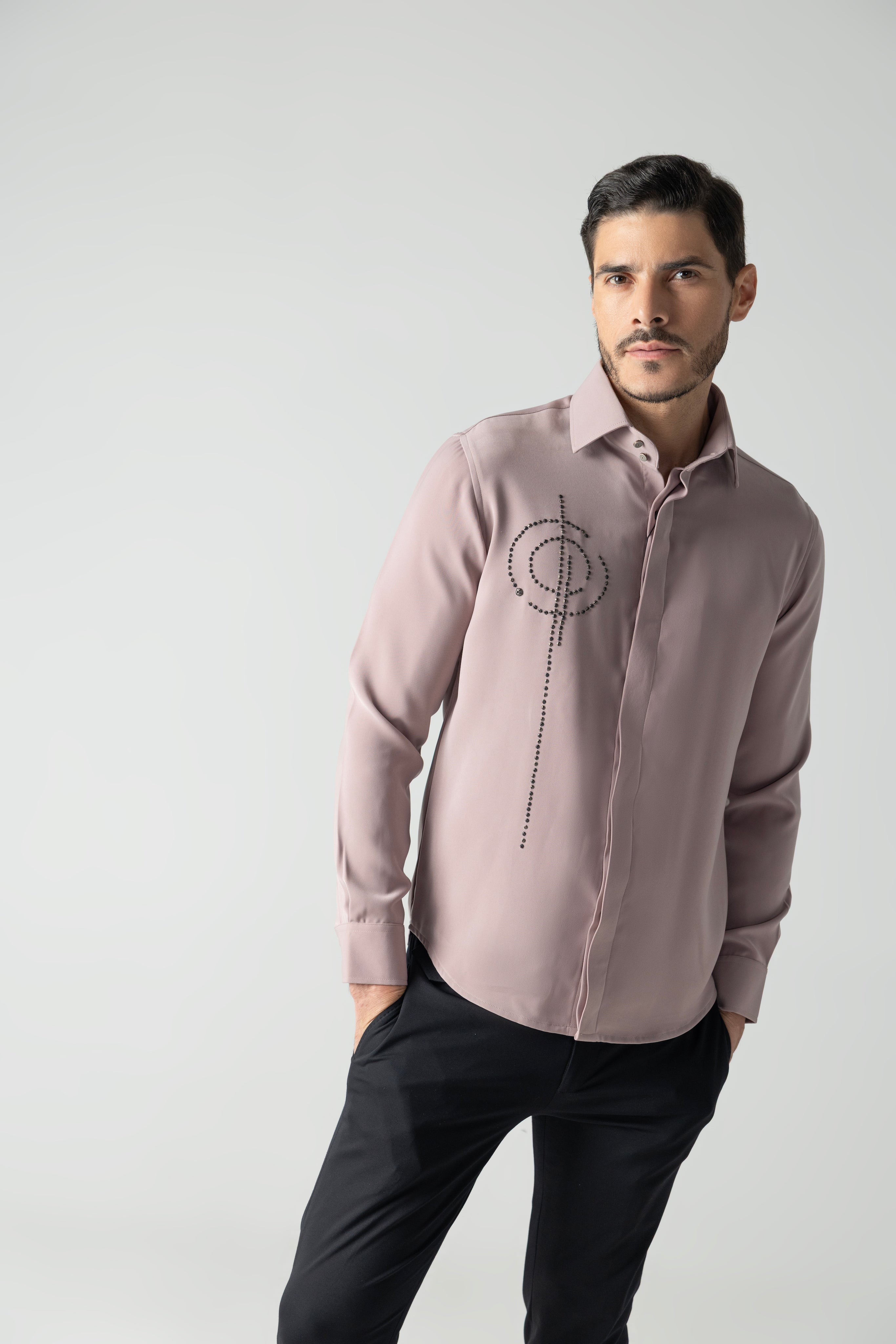 Dusty pink shirt with hand-embroidered metal motif